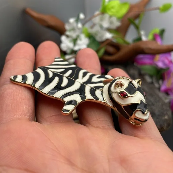 Kenneth Lane Zebra brooch vintage B17 🔥 - Picture 9 of 10